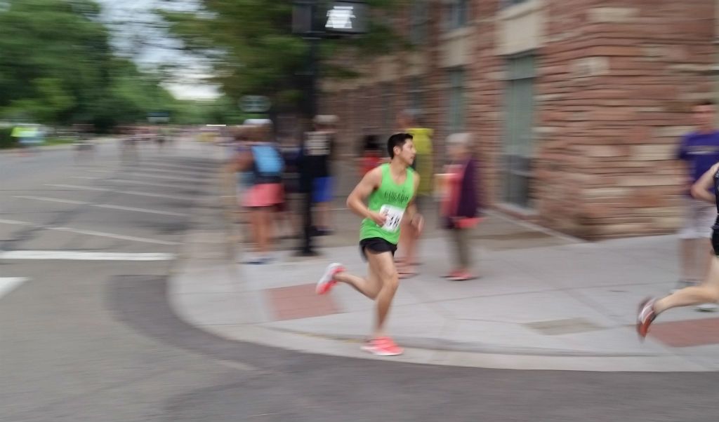 alex le pearl street mile finish